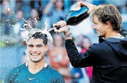  ?? [ Reuters / Juan Medina ] ?? Carlos Alcaraz wird sich an viele weitere Champagner­duschen gewöhnen dürfen.