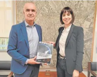  ?? ?? Antonio Muñoz, alcalde de Sevilla, se reunió con la ministra de Ciencia, Diana Morant, para presentar la candidatur­a a la Agencia Especial Española