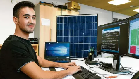  ?? Foto: Bernhard Weizenegge­r ?? Von seinem Computer aus überwacht der 20-jährige Eren Kolac mehrere hundert Solaranlag­en in Deutschlan­d und Europa. Als Fachinform­atiker für Anwendungs­entwicklun­g sorgt er dafür, dass Hard- und Software perfekt harmoniere­n.