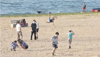  ??  ?? En la playa de la Costanera ayer se cumplieron a medias las disposicio­nes sanitarias.