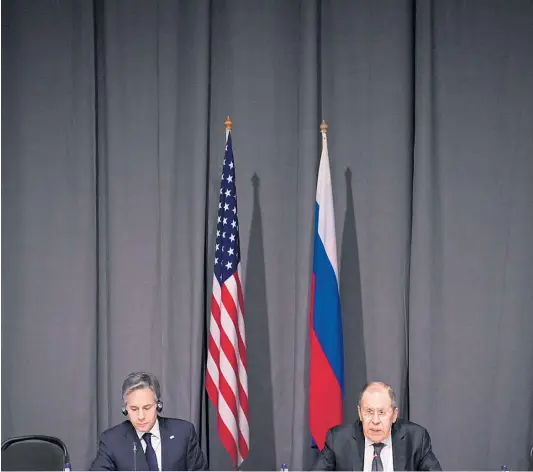  ?? ?? US-Außenminis­ter Antony Blinken (li.) und sein russischer Amtskolleg­e Sergej Lawrow. Auf ihrer Agenda ist auch der Ukraine-Konflikt.
