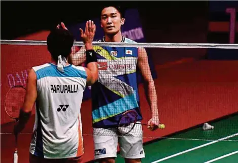  ?? BERNAMA PIC ?? Kento Momota is congratula­ted by India’s P. Kashyap after the Japanese won their Malaysia Masters men’s singles first round match 2117, 21-16 yesterday.