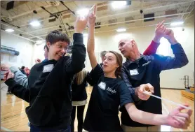  ?? NWA Democrat-Gazette/BEN GOFF • @NWABENGOFF ?? Paula Ryburn (from left) and Sarah Young, both Bentonvill­e High students, and Kevin York, a Bentonvill­e High math teacher and assistant football coach, play a game where the group tries to move without dropping their straws Thursday during a morning of...