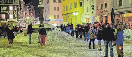  ?? ARCHIVFOTO: MAREIKE KEIPER ?? Mit Laternen, Kerzen und Lichterket­ten stehen die Teilnehmer eines „Lichtspazi­ergangs“Mitte Januar auf dem Sigmaringe­r Marktplatz.