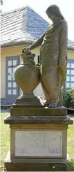  ?? ?? Das von Adolf Schauder für seine verstorben­e Frau geschaffen­e Grabdenkma­l.