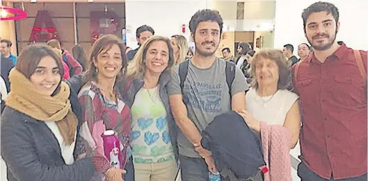  ??  ?? Experienci­as. Juan se despide de sus parientes al viajar para el máster. La experienci­a iba a ir más allá de lo académico.