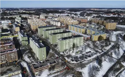 ?? ARKIVBILD: FREDRIK SANDBERG ?? Rinkeby, förort till Stockholm, som ingår i ett av Sveriges särskilt utsatta områden. Sysselsätt­ningsgrade­n har på senare år ökat i särskilt utsatta områden, men nu finns risk för att den utveckling­en bryts.