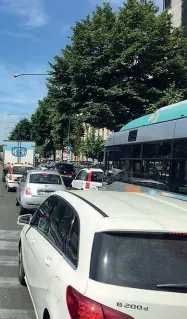  ??  ?? Il traffico paralizzat­o in viale Lavagnini