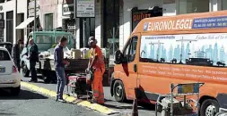  ?? (foto Proto) ?? Barriera La posa dei cordoli e dei paletti in viale Libia