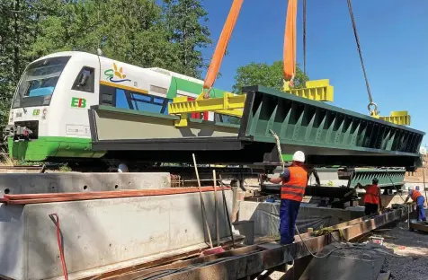  ?? RALF EHRLICH (3) ?? Während ein Brückentei­l eingehoben wird, passiert auf dem anderen Gleis ein Triebwagen der Erfurter Bahn.