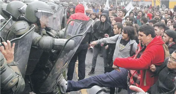  ??  ?? ► Manifestan­tes se enfrentan con carabinero­s en la Alameda. Con incidentes menores finalizó la marcha convocada por la Cones y que se efectuó ayer por la Alameda. Cerca de 800 estudiante­s se manifestar­on desde Plaza Baquedano hacia Los Héroes. Cerca de...