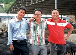  ??  ?? Zhu Guoli (à droite), Li Jianwei (au milieu) et Li Wujun (à gauche) ont confiance en l’avenir.