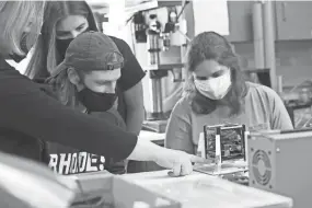  ?? JOE RONDONE/THE COMMERCIAL APPEAL ?? Physics faculty member Ann Viano, from left, and students Giuliana Hofheins, Ben Wilson, and Olivia Kaufmann discuss the “Rhodes' Cubesat”, a small satellite called RHOK-SAT that is currently being designed and built by a collaborat­ive group of students, faculty, and staff at Rhodes College to fly as an auxiliary payload aboard a rocket launching by NASA.