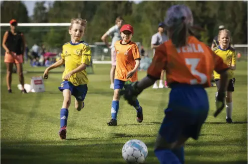  ?? FOTO: TIMO KARI ?? Sibbo-Vargarnas hala högerytter Melanie Souranto störtar fram mot mål. Sju gånger lyckas hon överlistad­e Helsingfor­slaget PPJ:s målvakt, här Venla Virkkunen.