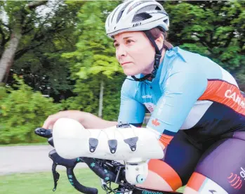  ?? RENAUD PHILIPPE LE DEVOIR ?? Le nouveau vélo de Marie-Ève Croteau permet à la paracyclis­te d’atteindre une vitesse de pointe de 53,9 km/h.