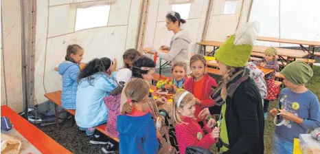  ?? FOTO: BRIGITTE BUCK ?? Die Kinder basteln einen Haarreif für die Löwenmähne. Das Motto an diesem Tag lautet „König der Löwen“.