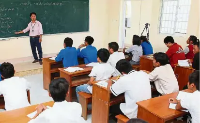  ??  ?? New focus: Graduates and younger students attend lessons together at an intermedia­te school. – Asia news network