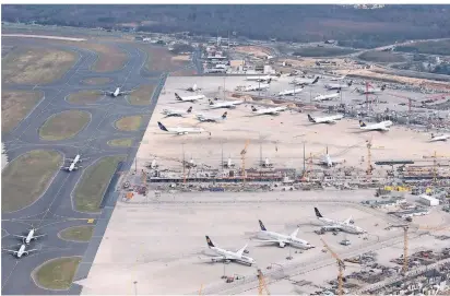  ?? FOTO: DPA ?? Extreme Drosselung: Die Lufthansa hat nach der Ausdünnung des Flugplans Dutzende Flugzeuge in Frankfurt geparkt. Eine ganze Landebahn wird ab Montag als Parkplatz für Jets genutzt.