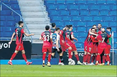  ?? ERIC ALONSO / GETTY ?? Los jugadores del Rayo Vallecano celebran la victoria en Cornellà