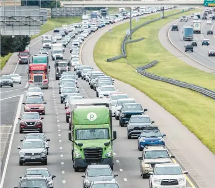  ?? WILLIE J. ALLEN JR./ORLANDO SENTINEL ?? Tampa Bay area residents and drivers fill the lanes on I-4 as they escape the high winds and flood waters of Hurricane Ian on Tuesday with just a day left before the storm lands in Tampa .