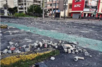  ?? ALFREDO CÁRDENAS ?? kEstado como quedó la intersecci­ón de las avenidas Patria y 6 de Diciembre, en Quito, por las manifestac­iones.