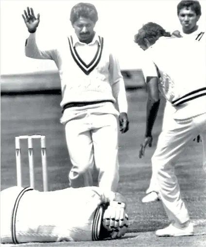  ??  ?? Lance Cairns took a sickening blow and was knocked out by a short delivery from Wasim Akram at Carisbrook in 1985.