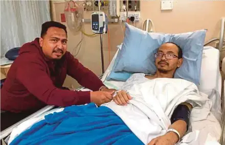  ??  ?? Bayan Lepas assemblyma­n Azrul Mahathir Aziz visiting Christchur­ch shooting victim Mohd Tarmizi Shuib at Christchur­ch Hospital.