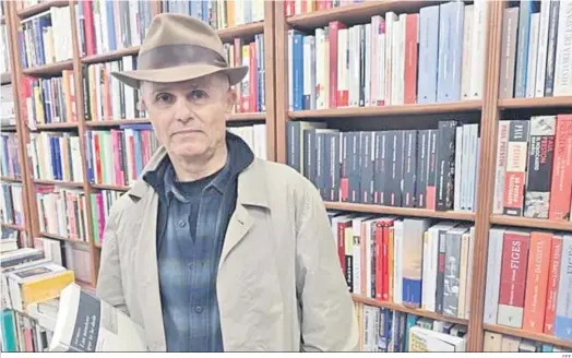  ?? EFE ?? El poeta jerezano José Mateos en la librería La Luna Nueva.