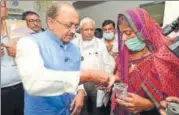  ?? ASHOK DUTTA/HT PHOTO ?? Health minister Siddharth Nath Singh during a visit to Rani Laxmibai hospital in Lucknow on Friday.