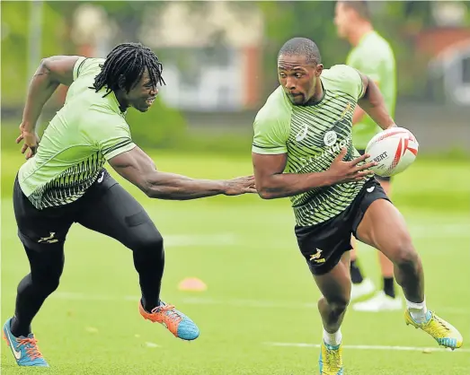  ?? Picture: GALLO IMAGES ?? IN THE MIX: Tim Agaba, seen here chasing down Siviwe Soyizwapi during a Bok Sevens training session. Both the players will be doing their bit in the Dubai Sevens