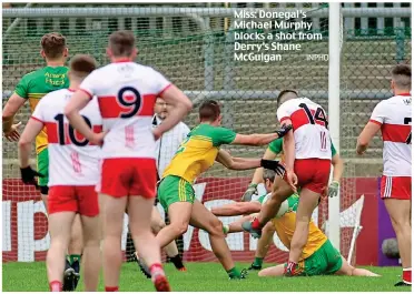  ?? INPHO ?? Miss: Donegal’s Michael Murphy blocks a shot from Derry’s Shane McGuigan