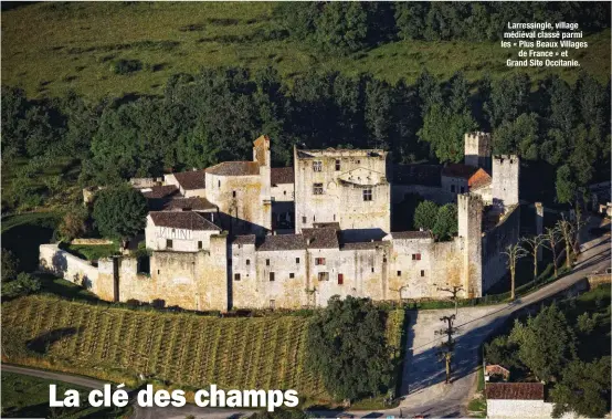  ??  ?? Larressing­le, village médiéval classé parmi les « Plus Beaux Villages de France » et Grand Site Occitanie.