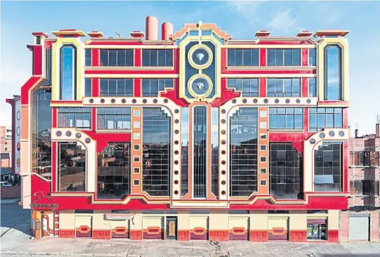  ??  ?? La singular arquitectu­ra de El Alto en Bolivia, obra del ingeniero aymara Freddy Mamani, parte de un documental