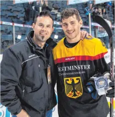  ?? FOTO: PRIVAT ?? Zu einigen Eishockey-Nationalsp­ielern wie etwa Yasin Ehliz (rechts) hat Stadionspr­echer Marcus Haider aus Ravensburg regelmäßig Kontakt. Am kommenden Montag heizt der Mann mit der kräftigen Stimme beim Länderspie­l in Ravensburg ein.