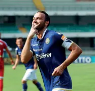  ??  ?? Hellas Fabio Grosso dovrà decidere se schierare Pazzini insieme a Di Carmine nel derby di domani pomeriggio a Venezia