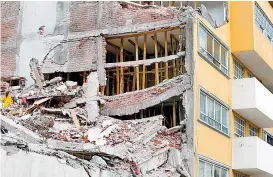  ??  ?? El temblor magnitud 7.1 dañó el edificio.