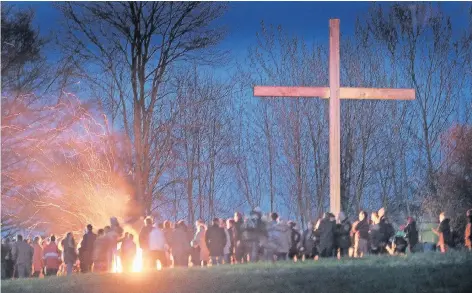  ?? RP-ARCHIVFOTO: ACHIM BLAZY ?? Stimmungsv­oll: das Osterfeuer am Eickener Busch in Erkrath. So war es im vorigen Jahr.