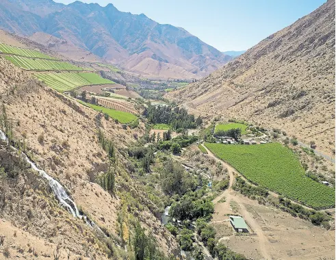  ??  ?? Una buena vista del Elqui y la sala de degustació­n de Viñedos de Alcohuaz, la bodega más alta de Chile