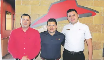 ??  ?? Abner Mejía, Luis Valerio y Vairon Bellino en el lanzamient­o de la nueva propuesta de Pizza Hut.