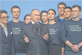  ?? / AP ?? Vladimir Putín acudió ayer, rodeado por jóvenes, a su sede moscovita de campaña.