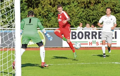  ?? Foto: Gerd Jung ?? Die vielen Chancen, die der TSV Rain (mit Michael Knötzinger, in Rot) gegen Schwaben Augsburg hatte, konnte er nicht nutzen.