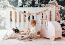  ??  ?? BLUMIG Ein zauberhaft­er Blickfang im Kinderzimm­er ist die üppige Blumentape­te von Ellie Cashman Design.