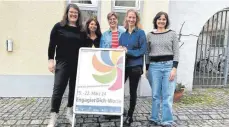  ?? FOTO: PHILIP HERTLE ?? Werben fürs Ehrenamt: Corinna Hofmann (Engagiert in Ulm, von links), Eike Biber-Knöpfle (DRK), Carmen Diller (Caritas), Larissa Heusohn und Maike Munz (beide Engagiert in Ulm).