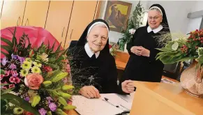  ?? FOTO: WOITSCHÜTZ­KE ?? Seit 1957 saß Schwester Matthia an der Klosterpfo­rte, gestern wurde sie von Generalobe­rin Schwester Praxedis (r.) offiziell entpflicht­et.