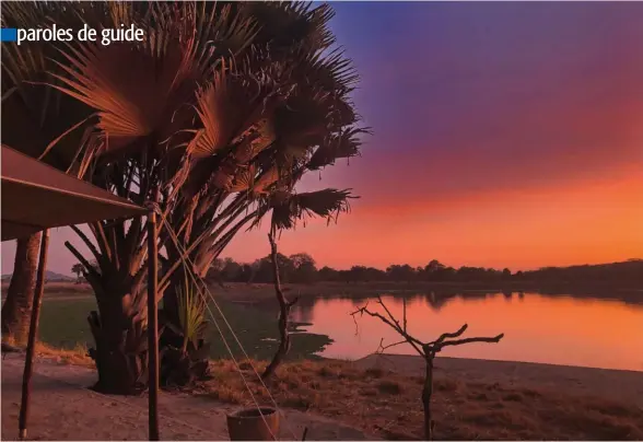  ??  ?? Tanzanie, la rivière Ugalla reflète les magnifique­s lumières du crépuscule, face au campement. Idyllique.