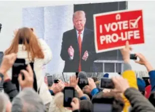  ?? // AFP ?? Un grupo antiaborti­sta acompaña a Trump en la «Marcha por la vida»