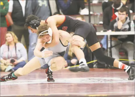  ?? Emily J. Reynolds / For Hearst Connecticu­t Media ?? New Canaan’s Tyler Sung takes down Xavier’s James Lunt during the Class L wrestling championsh­ips at Bristol Central High School on Saturday.