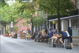  ?? LAUREN HALLIGAN — MEDIANEWS GROUP FILE ?? People enjoy outdoor dining in downtown Troy at local business Little Pecks.