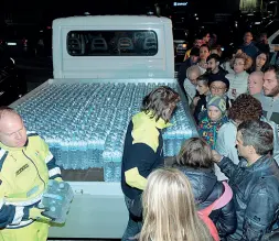  ??  ?? A Rovigo La distribuzi­one di acqua potabile tra la gente in Piazza D’Armi