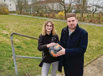  ?? Foto:Pawel Sosnowski ?? Sarah Berger und Johann Wagner, ehemalige Schüler der Grundschul­e Weinhübel, stehen vor dem Bolzplatz.